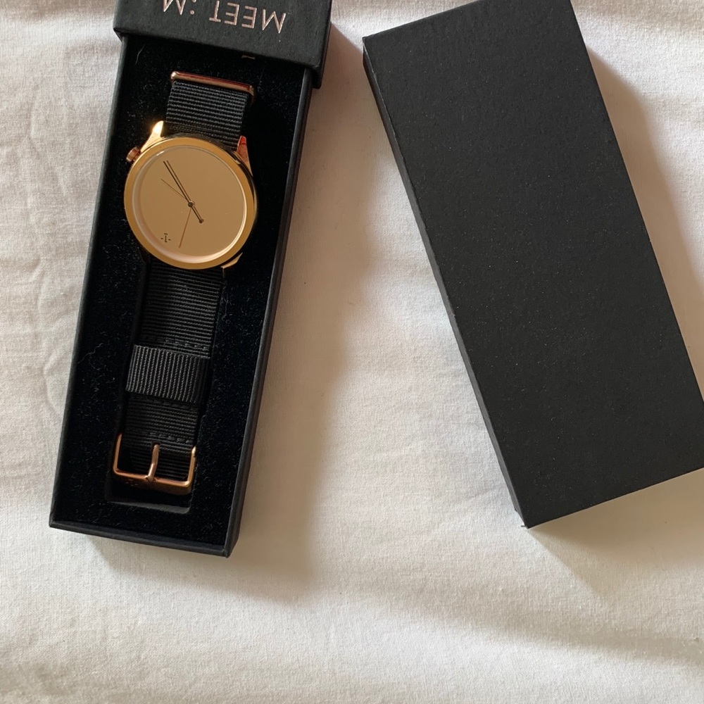 1Face Watch with Rose Gold Face and Black Strap